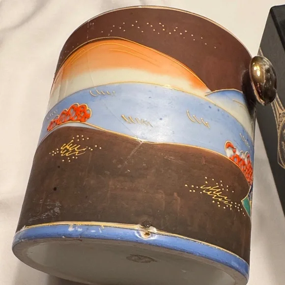 vintage Japanese Satsuma moriage porcelain covered biscuit jar. - Picture 4 of 5